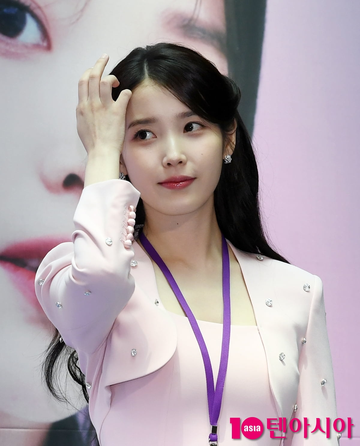 아이유, 공항에서 빛나는 여신...오늘은 인천공항세관 홍보대사[TEN포토+]