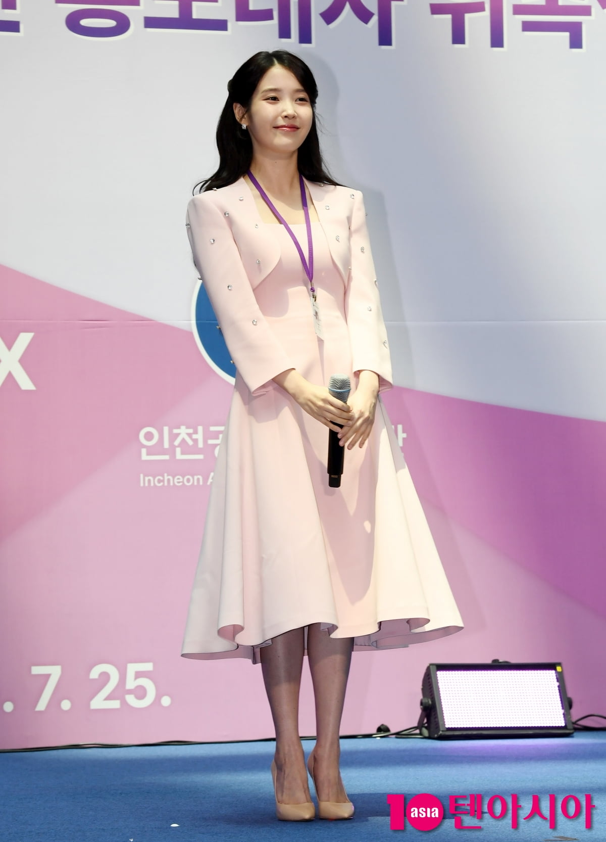 아이유, 공항에서 빛나는 여신...오늘은 인천공항세관 홍보대사[TEN포토+]