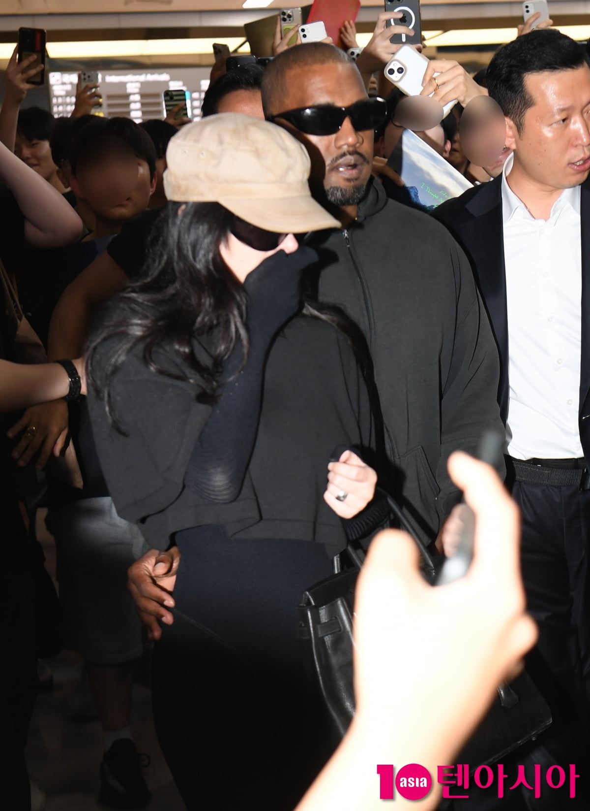 칸예 웨스트(Kanye West), 부인 비앙카 센소리 에스코트하며 입국[TEN포토+]