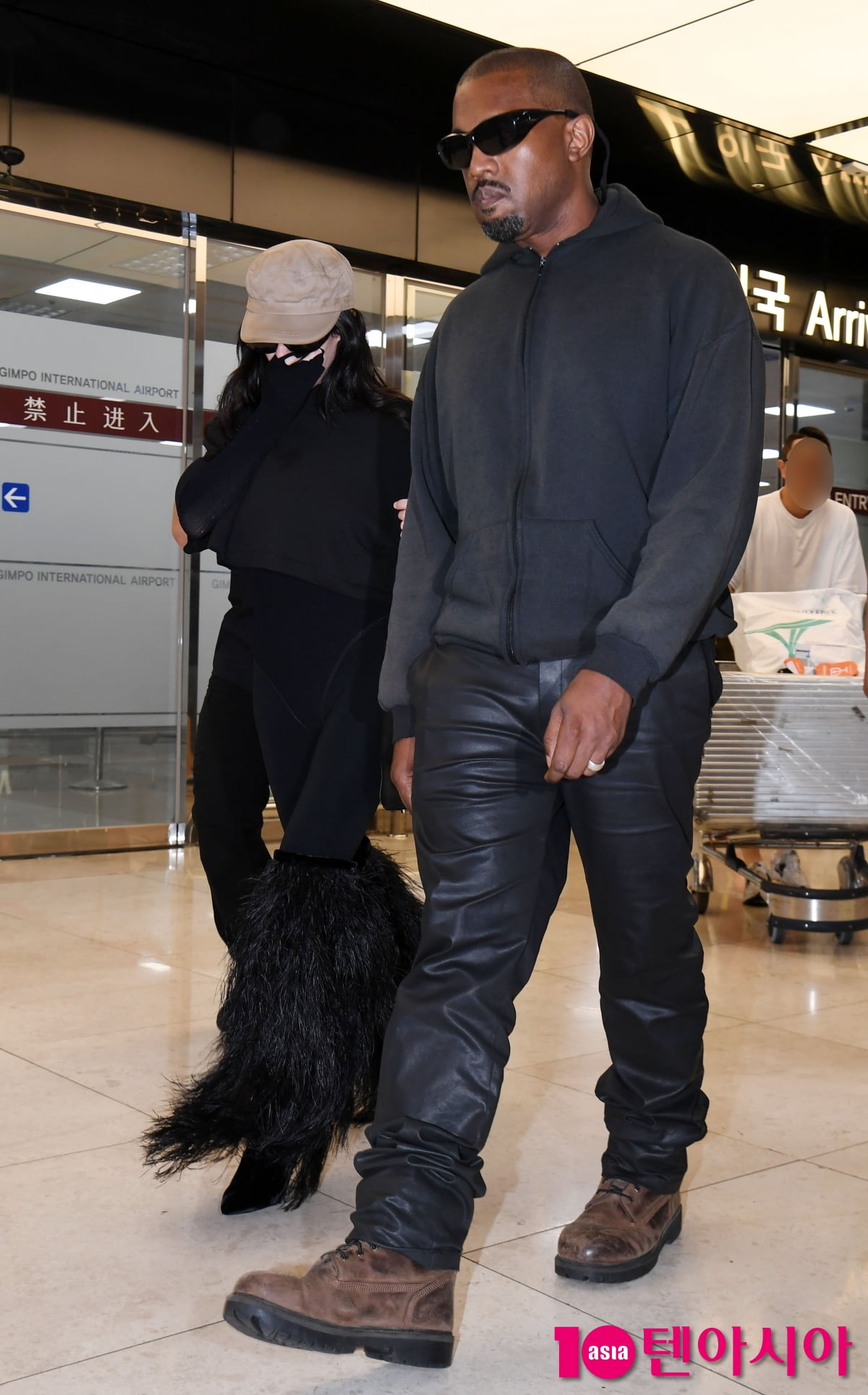 칸예 웨스트(Kanye West), 부인 비앙카 센소리 에스코트하며 입국[TEN포토+]