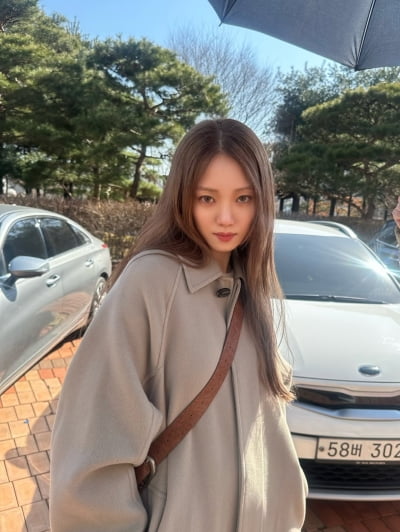 '174cm 50kg' 이성경, 고양이 같은 눈빛에 빛나는 미모…'아찔한 윙크에 카메라 씹어 먹겠네'
