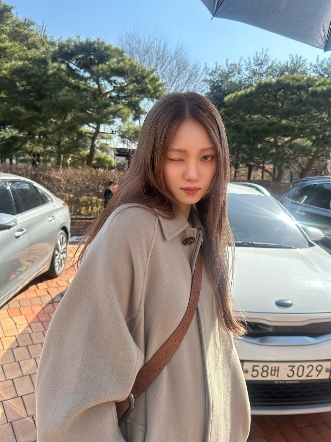 '174cm 50kg' 이성경, 고양이 같은 눈빛에 빛나는 미모…'아찔한 윙크에 카메라 씹어 먹겠네'