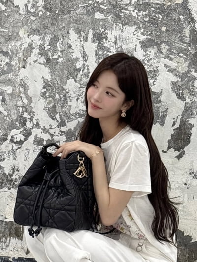 '165cm 39kg' 뼈말라 노정의, 여리여리한 화이트 여신 자태…'명품 보다 빛나는 미모'