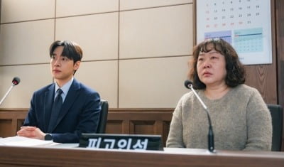황정민, 알고보니 보이스 피싱 피해자였다…국선 변호사와 법정 출석한 모습 포착 ('서초동')