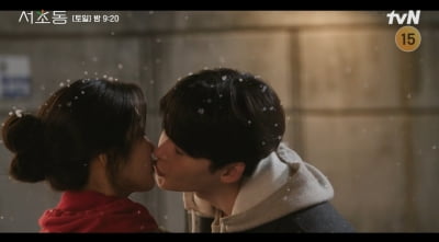 [종합] 이종석♥문가영, 10년 기다린 달콤한 키스…"나 지금 고백하는 거야" ('서초동')