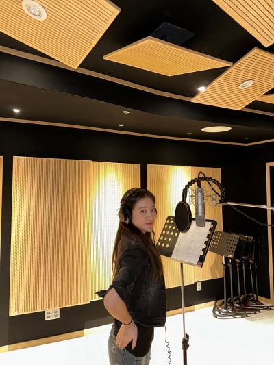 '26세' 예리, 녹음실 장악한 요정 미모…'언제까지 예뻐질까'
