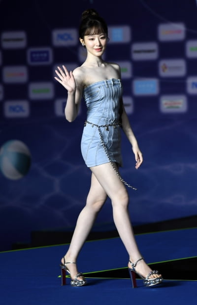 아이들 슈화, 돋보이는 새하얀 각선미[TEN포토+]