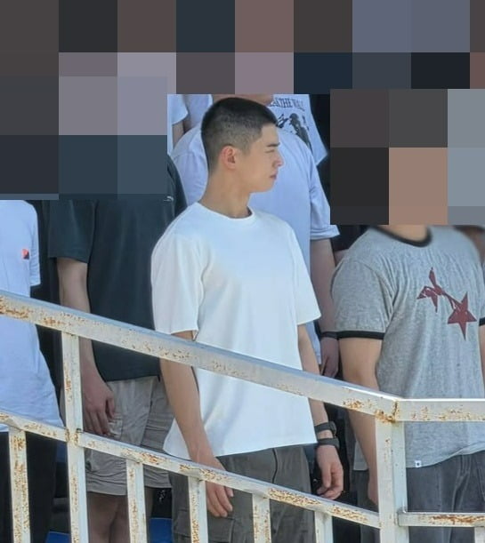 군대 간 차은우, 입소 사진 풀렸다…장병들 속 돋보이는 '밤톨머리'