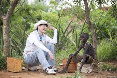 우간다 찾은 영탁, 또 선한 영향력…'유니세프 프로젝트 블루' 첫 주자