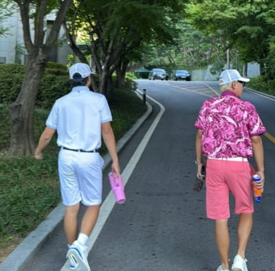 '168cm' 윤종신, 훌쩍 큰 아들과 라운딩…뒷태는 벌써 '프로골퍼'