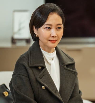 염정아, 대통령과 은밀한 접촉 포착…병원 이사장이자 불법 조직 수장 ('아이쇼핑')