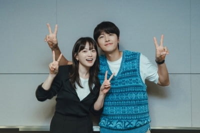 송중기♥천우희, 대본 현장 공개됐을 뿐인데…"모든 게 져버려, 다시 꽃 피울 것" ('마이유스')
