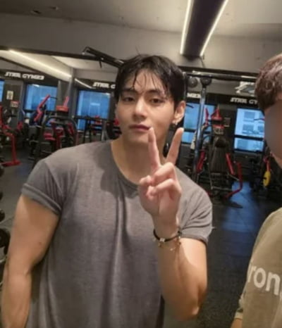 BTS 뷔, 벌크업한 근황…팔뚝 근육에 옷 터지겠어