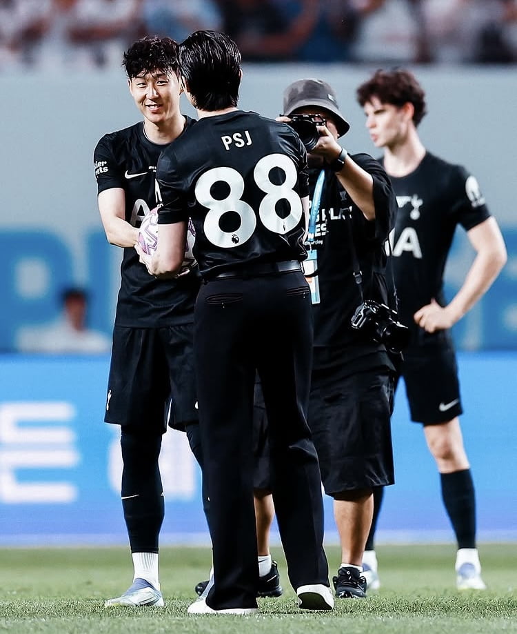 “손흥민 여정에 밤잠 많이 설쳐”…‘절친’ 박서준, 고별전서 시축[종합]