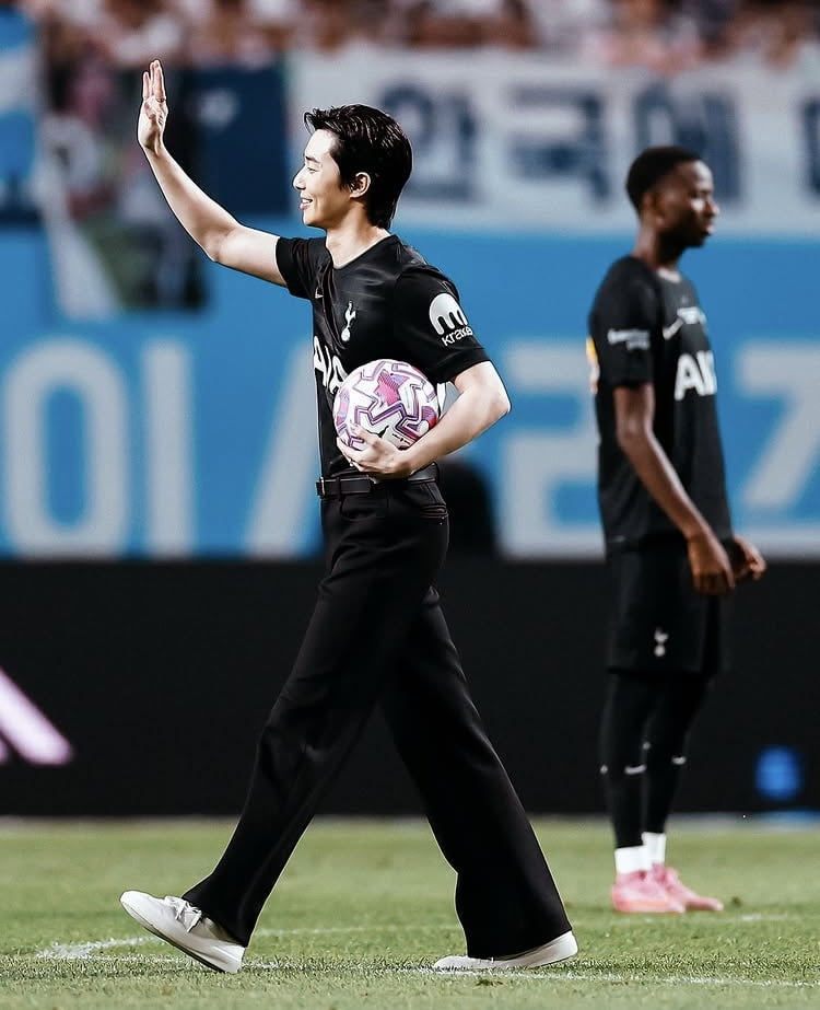 “손흥민 여정에 밤잠 많이 설쳐”…‘절친’ 박서준, 고별전서 시축[종합]