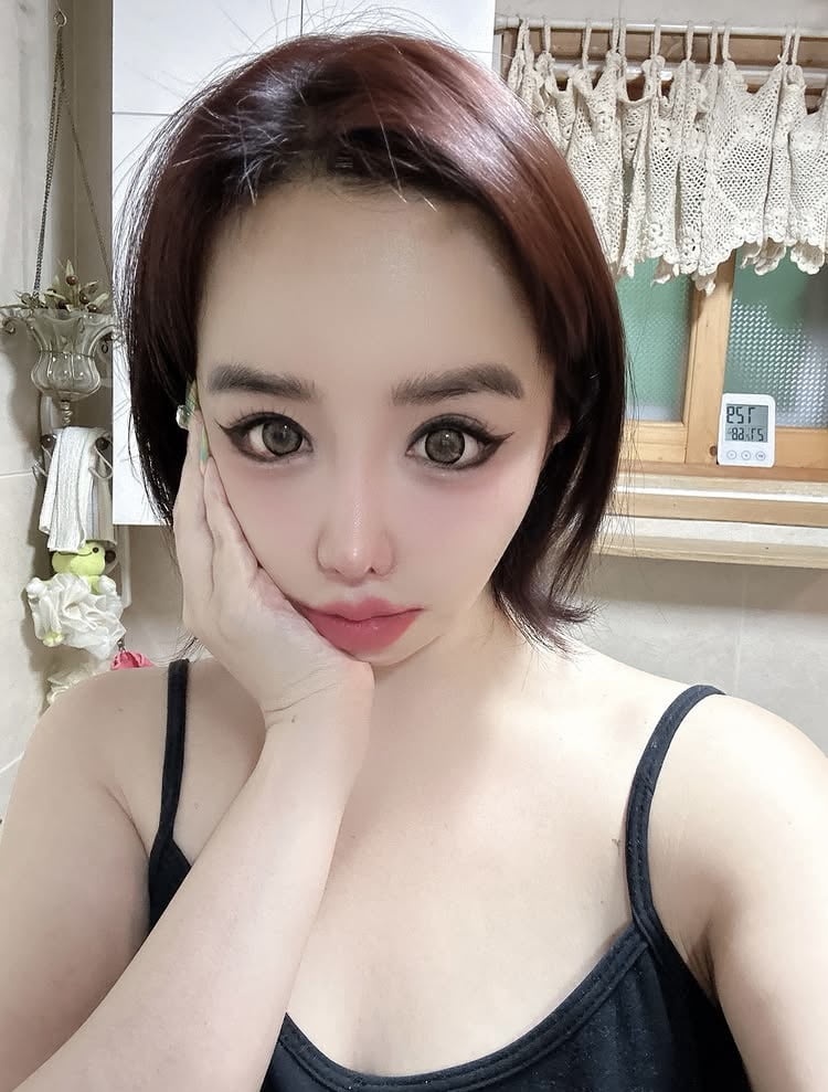 박봄, 활동은 중단해도 셀카는 ing…더 커진 눈망울