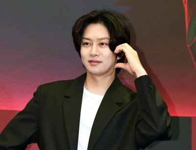 '42세 미혼' 김희철, 동갑내기 가수와 열애설…결국 입 열었다 "가족 같은 사이" ('라스')