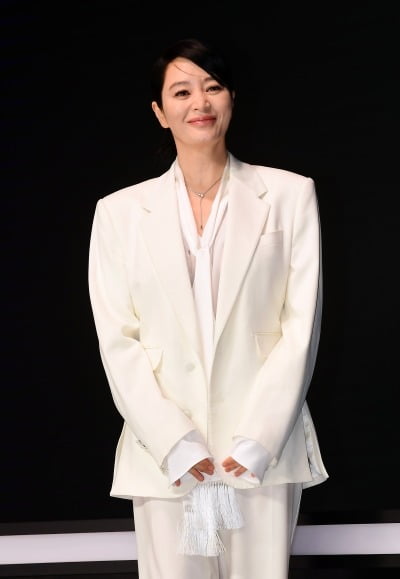 '54세' 김혜수, 자기 관리 끝판왕…"가방에 소금·올리브오일 챙겨 다닌다" ('보그')