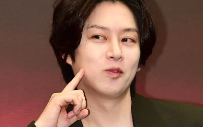 김희철, 동갑내기 유명 가수와 열애설…"알콜당콜함 있어, 팔짱 끼고 다녔다" ('라스')