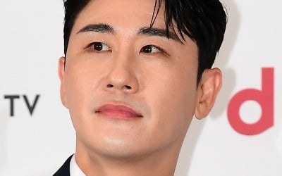 '42세 미혼' 영탁, 父 뇌경색 투병 밝혔다…"거동 불편해, 오래 누워 계셔" ('가오정')