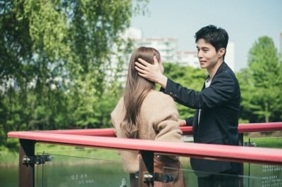 "부쩍 가까워져" 이동욱♥이성경 데이트 현장 발각됐다…은밀한 스킨십 포착 ('착한사나이')