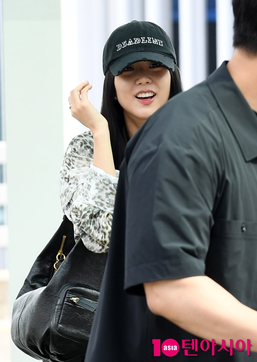 블랙핑크 지수, 편안함과 스타일 모두 챙긴 공항패션...아름다운 미소[TEN포토+]