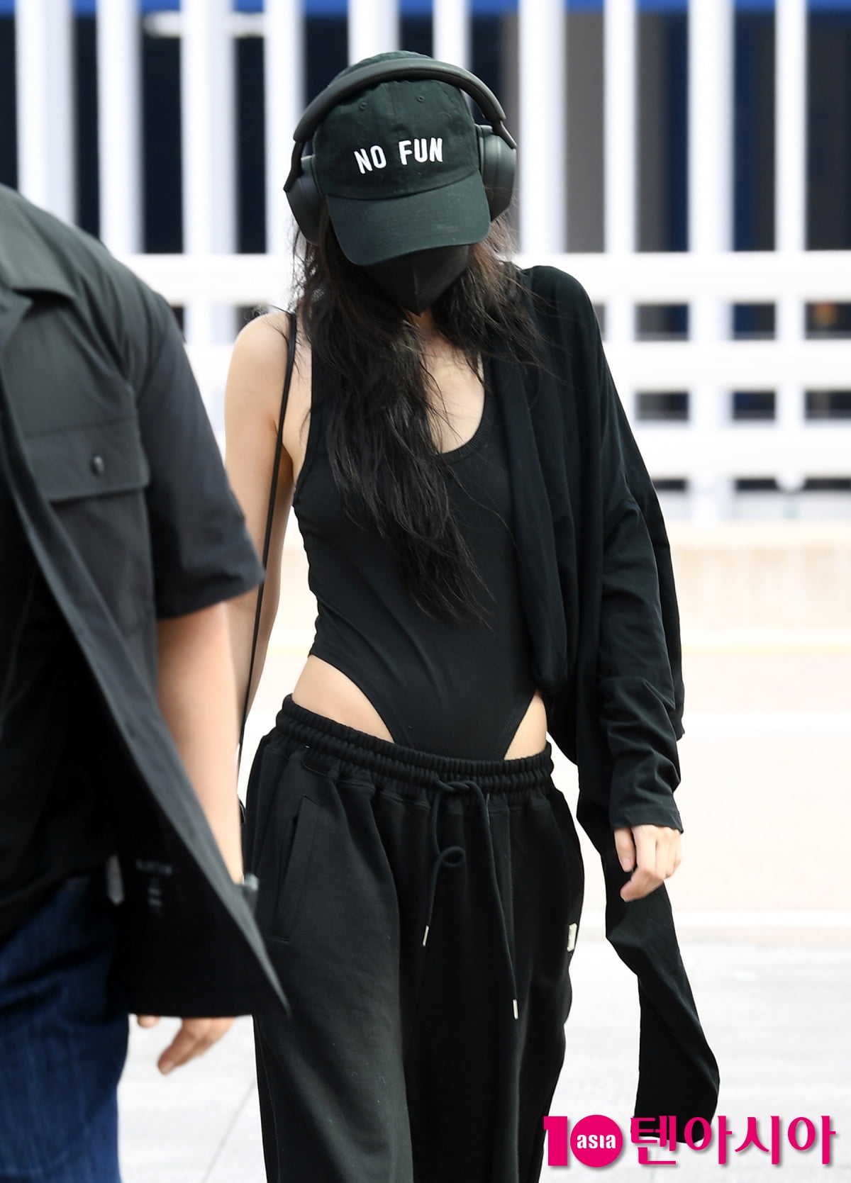 블랙핑크 제니, 몸매 드러낸 섹시한 공항패션[TEN포토+]