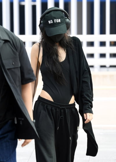 블랙핑크 제니, 몸매 드러낸 섹시한 공항패션[TEN포토+]