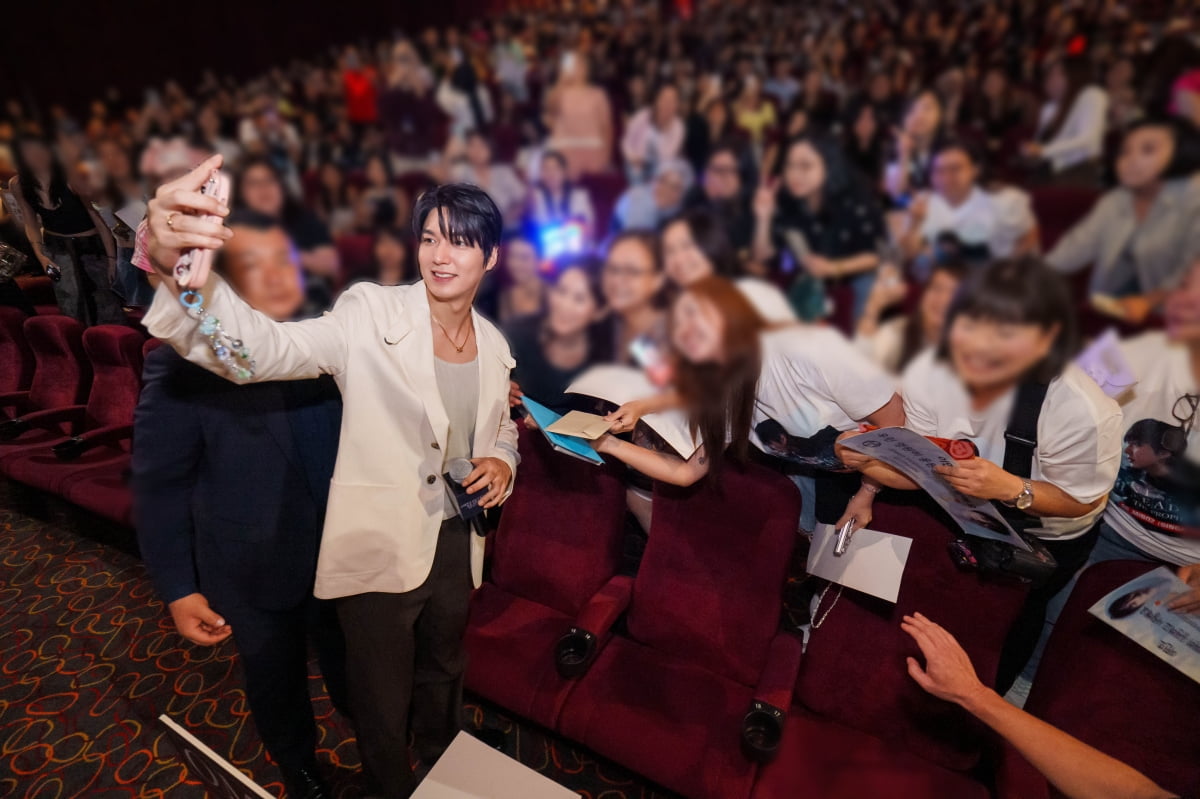 '전독시' 안효섭·이민호, 싱가포르 상영관 밖까지 채웠다