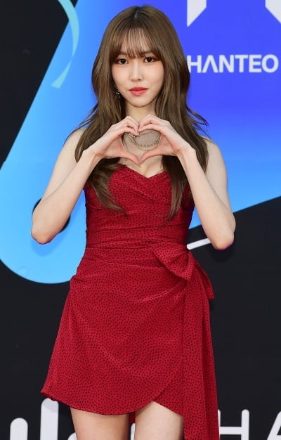 강다니엘 품 떠났다더니…여자친구 유주, 그루비룸 손잡고 싱어송라이터 역량 발휘