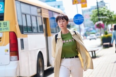 '종합병원 사모님' 염정아, 겹경사 터졌는데…"스트레스 잠시 잊을 수 있어" ('첫사랑을')