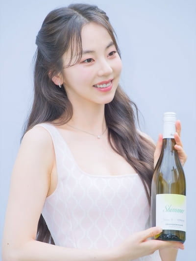 Former Wonder Girls Member Ahn Sohee Stuns at Wine Event with Timeless Beauty