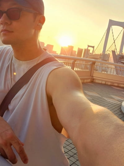 Korean Actor Son Seok-gu Captivates Fans with Rugged Charm in Tokyo