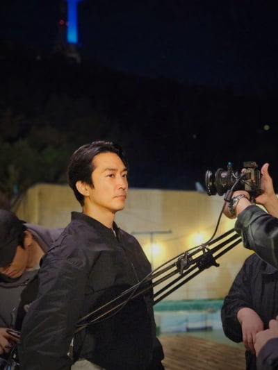 '빌딩 259억 매각' 송승헌, 야경과 어우러지는 압도적인 비주얼…'남신이 있다면 이럴까'