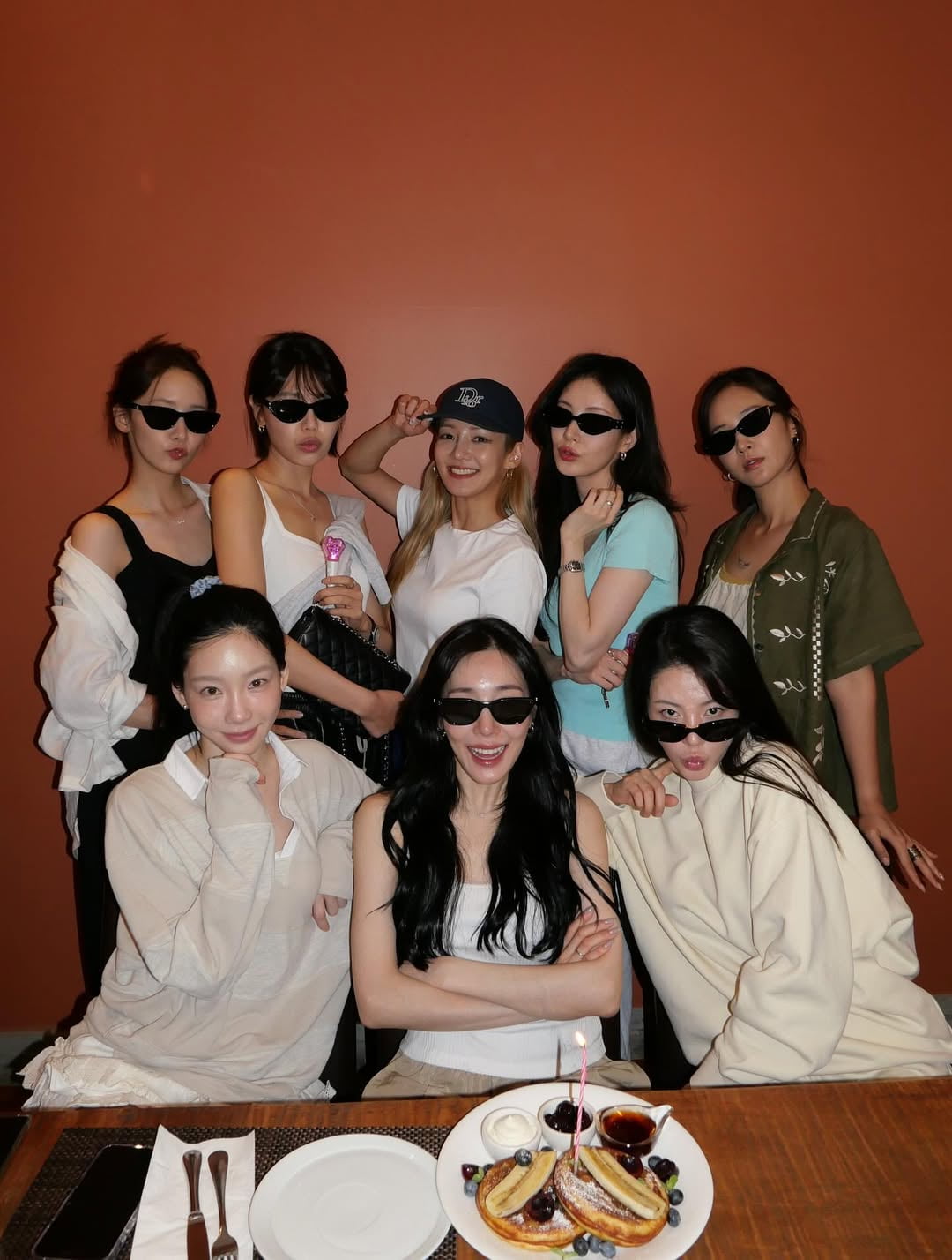 '230억 건물주' 권유리, 소녀시대 완전체 모임 사진 공개…"다들 20대 같네"