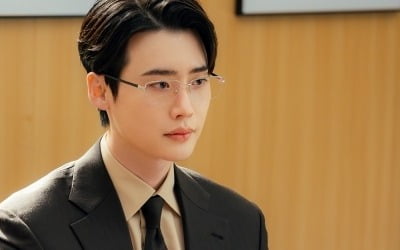 イ・ジョンソク、代表パク・ヒョンスと対立！tvNドラマ『ソチョドン』での緊張感