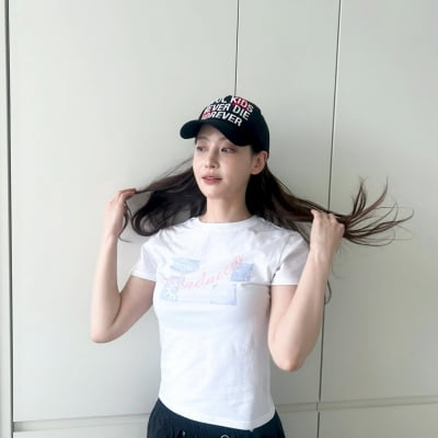 Oh Yeon-seo Captivates Fans with Her Effortless Charm and Style