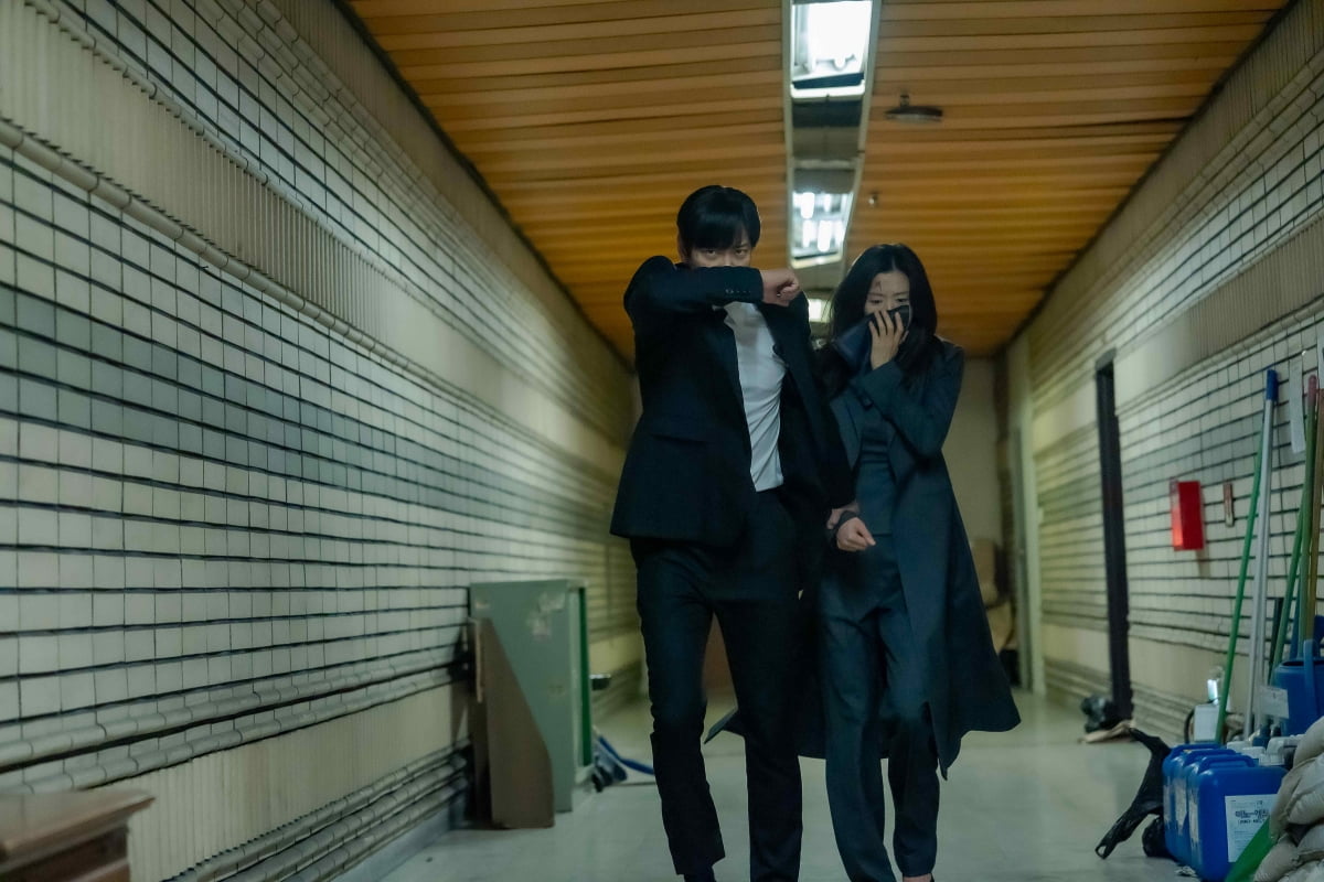 '국적불명' 강동원, 전지현 만났다('북극성')