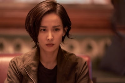 조여정, 인터뷰 현장이 밀폐된 호텔 스위트룸…긴장한 눈빛('살인자 리포트')