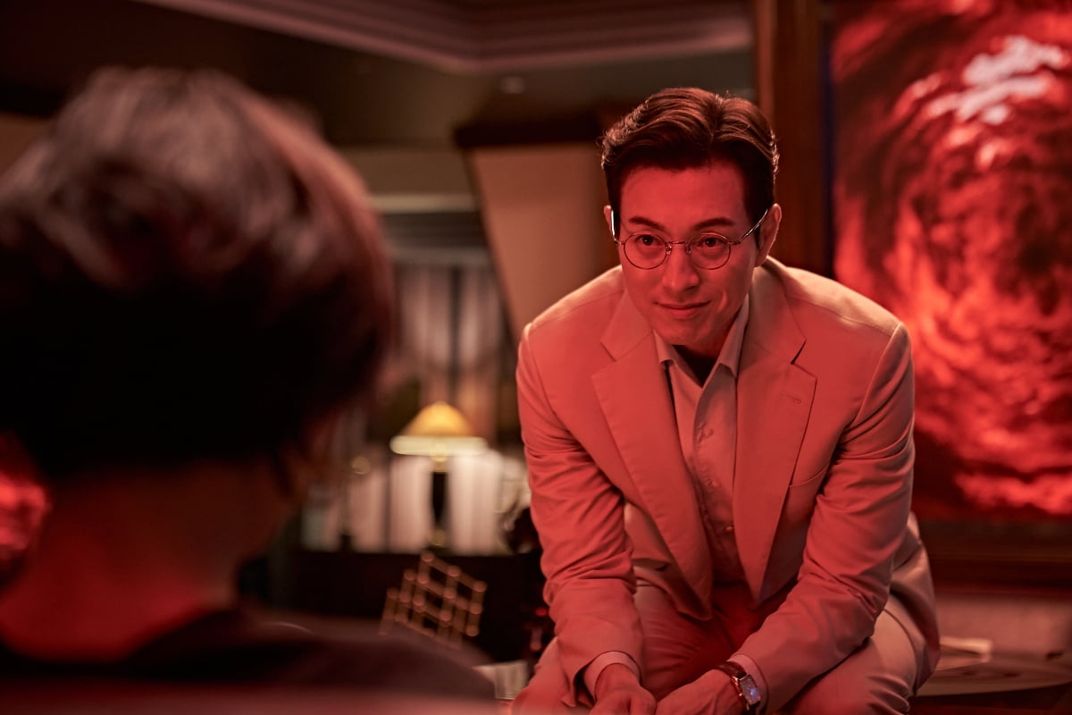 조여정, 인터뷰 현장이 밀폐된 호텔 스위트룸…긴장한 눈빛('살인자 리포트')