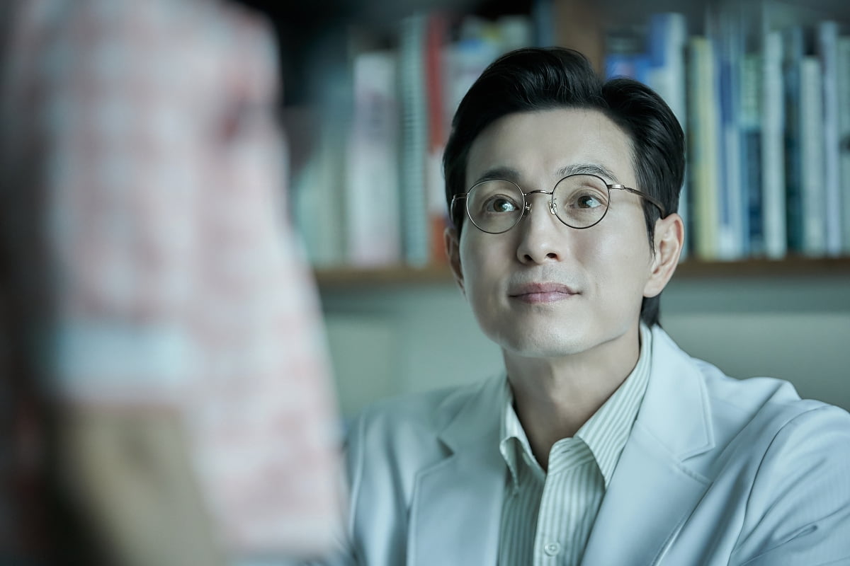 조여정, 인터뷰 현장이 밀폐된 호텔 스위트룸…긴장한 눈빛('살인자 리포트')