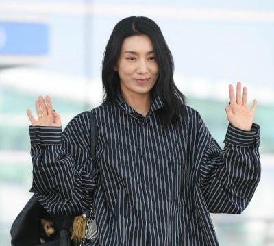 [공식] '51세 미혼' 김서형, 깜짝 소식 알렸다…고민시 손잡은지 4개월 차에 내레이터 낙점 ('월드')