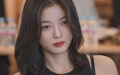 [공식] 김유정, 데뷔 22년 만에 기쁜 소식 전했다…♥김영대와 로맨스 호흡, '친애하는 X' 11월 공개
