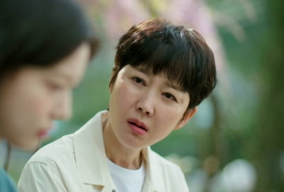 [종합] 염정아, 의대생 딸 뇌 종양 판정 받았다…동료한테 3천만원까지 떼여 ('첫 사랑')