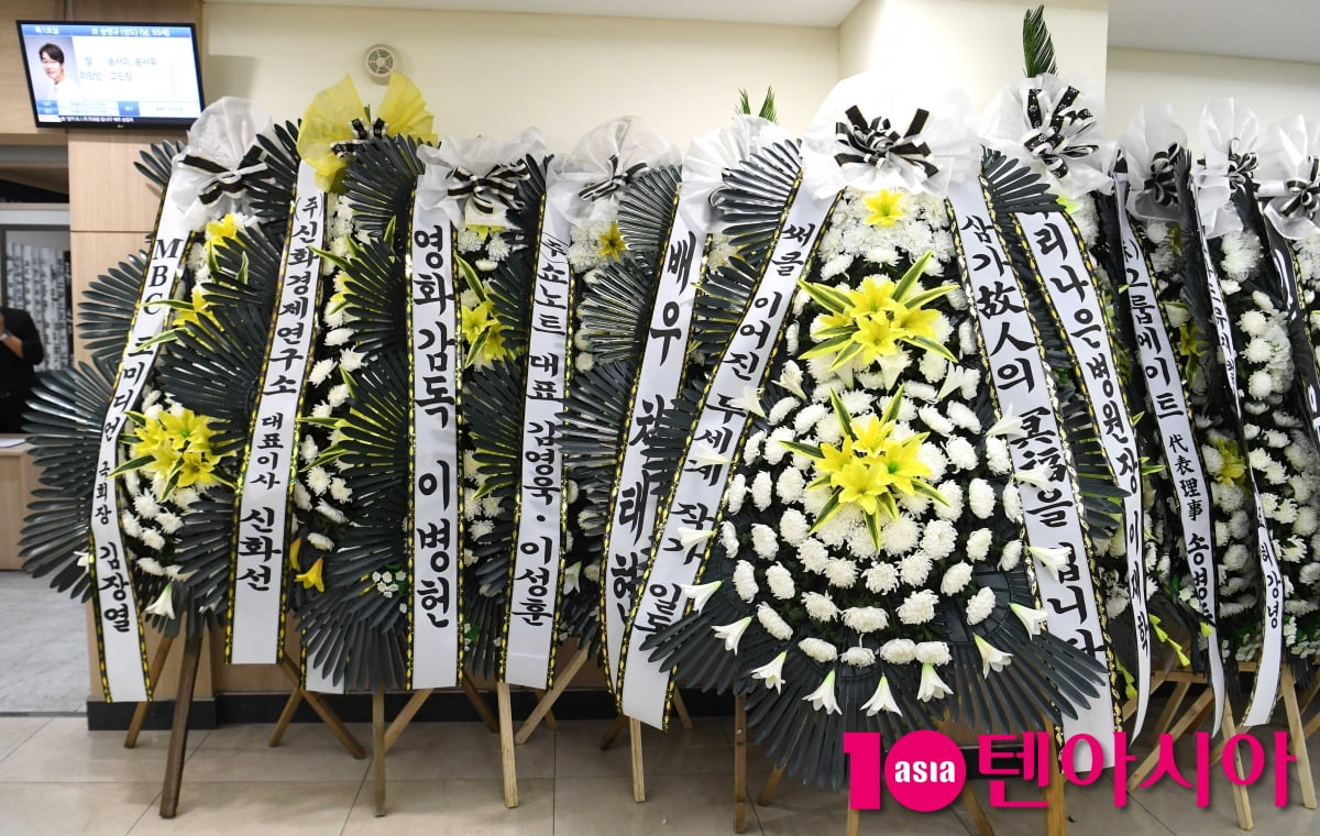 故 송영규, 영정사진 속 미소만 남기고...배우들의 근조화환[TEN포토+]