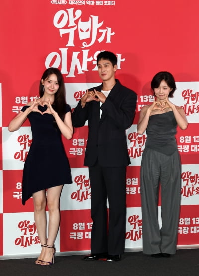 Stars Lim Yoon-a, Ahn Bo-hyun, and Joo Hyun-young Attend Press Screening of 'Pretty Crazy'
