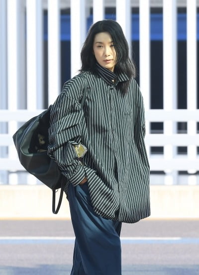 김서형, 고민시 손잡은 지 3개월 만에 깜짝 소식 전했다…KBS 내레이터 캐스팅 ('월드1945')