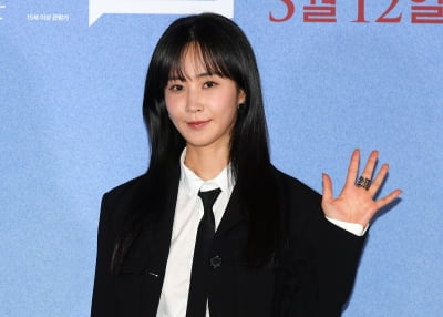 '35세 미혼' 권유리, 깜짝 소식 전했다…정일우와 패션쇼 참석