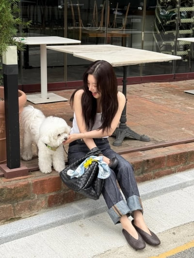 Actress Jung Chae-yeon Captivates Fans with New Instagram Photos