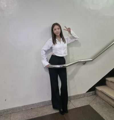K-Pop Star Shinji Captivates Fans with Behind-the-Scenes Photos from Music Bank